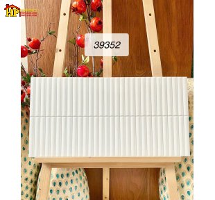GẠCH TRANG TRÍ 30X60 MÀU TRẮNG HỌA TIẾT SÓNG SỌC ĐŨA NHẬP KHẨU CAO CẤP