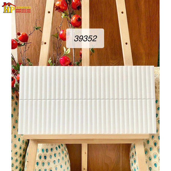 GẠCH TRANG TRÍ 30X60 MÀU TRẮNG HỌA TIẾT SÓNG SỌC ĐŨA NHẬP KHẨU CAO CẤP