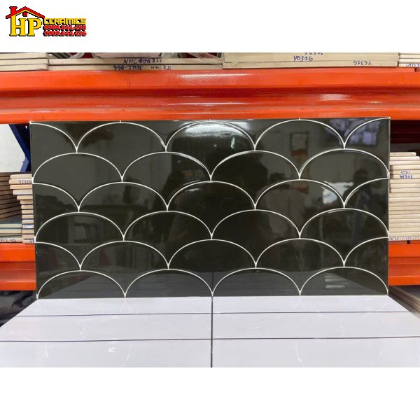 GẠCH TRANG TRÍ 30X60 SẮC MÀU ĐEN HUYỀN BÍ HỌA TIẾT VẢY CÁ NHẬP KHẨU CAO CẤP